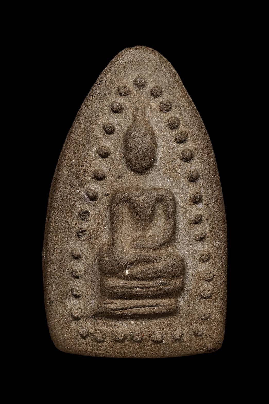 299109 พระสรรค์นั่งข้างเม็ด พิมพ์โบราณ ยุคต้น เนื้อดิน หลวงพ่อกวย วัดโฆสิตาราม จังหวัดชัยนาท