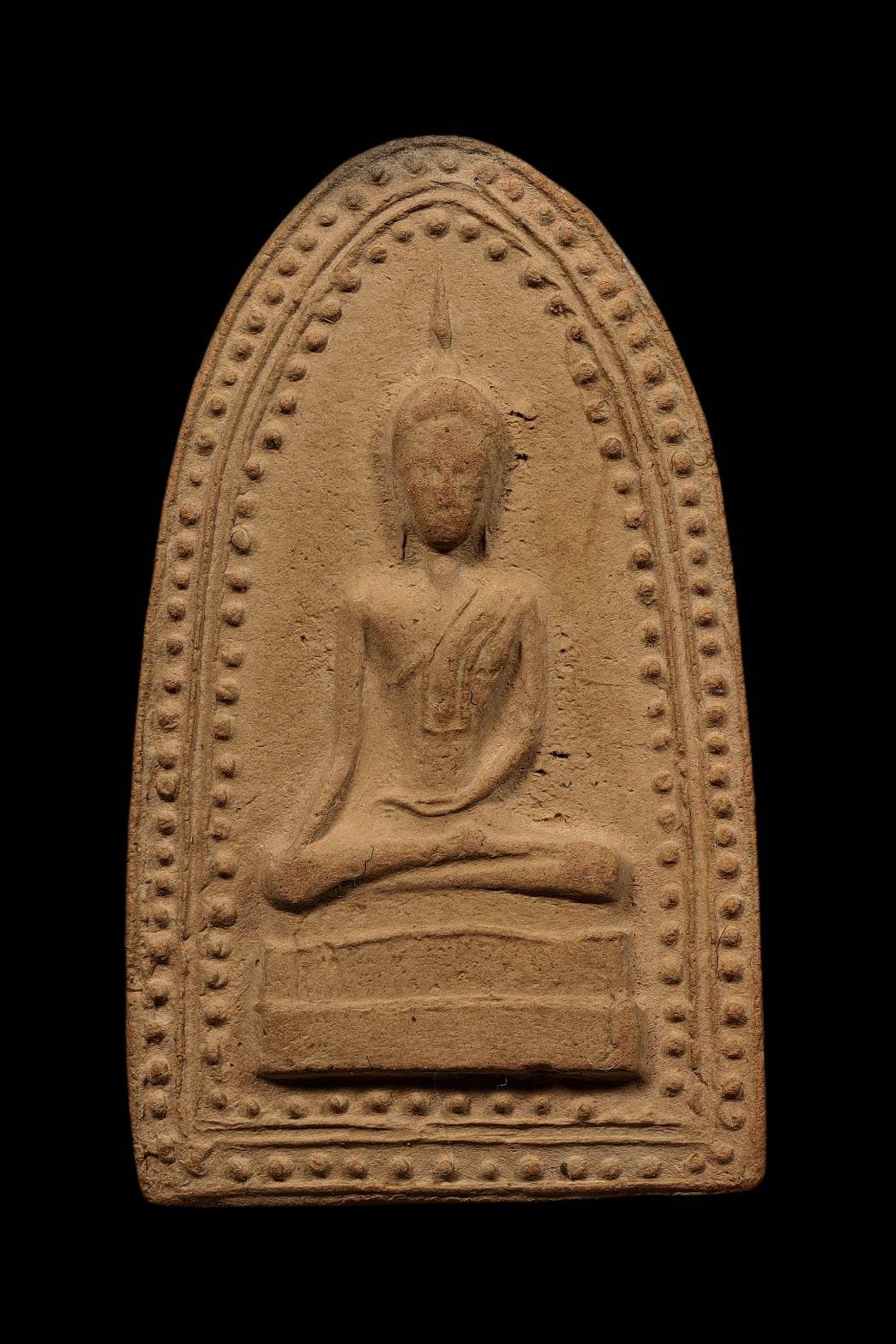  299111 พระสรรค์นั่งข้างเม็ด พิมพ์มาตรฐาน เนื้อดิน หลวงพ่อกวย วัดโฆสิตาราม จังหวัดชัยนาท