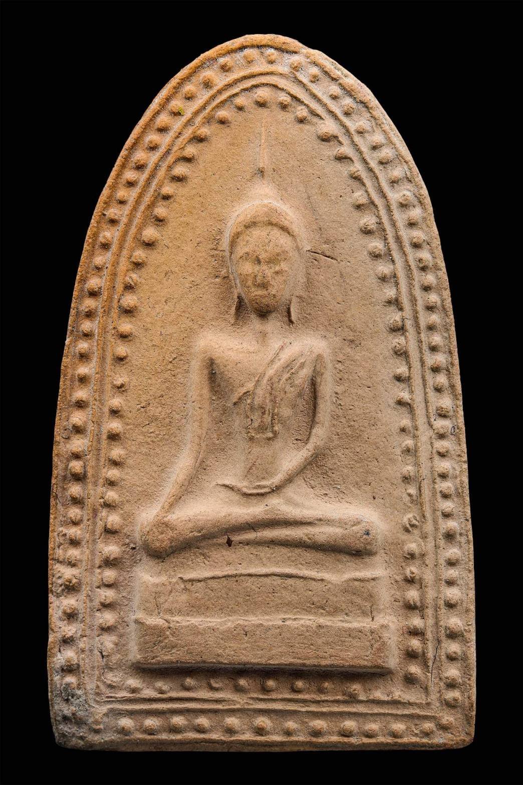 299124 พระสรรค์นั่งข้างเม็ด พิมพ์มาตรฐานหลวงพ่อกวย วัดโฆสิตาราม เนื้อดิน จังหวัดชัยนาท