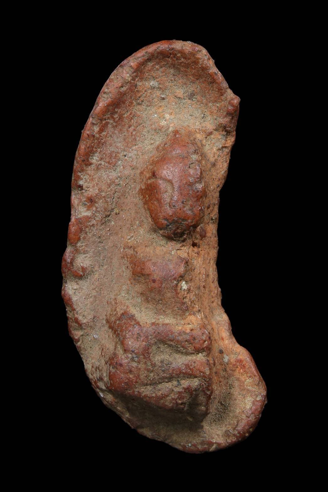 299198 พระถ้ำเสือ พิมพ์ตุ๊กตา เนื้อดิน กรุเขาถ้ำเสือ ประมาณพุทธศตวรรษที่ 17-19 จ.สุพรรณบุรี