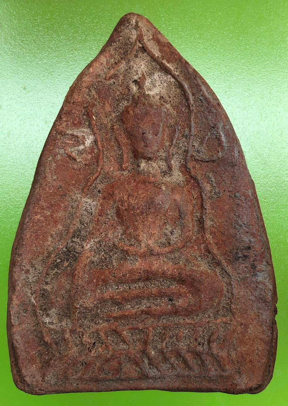 302577 พระนางเขาพระศรีบัวก้างปลา พิมพ์ใหญ่ เนื้อดิน  กรุวัดเขาพระศรี  อายุประมาณ 600 ปี  จ.สุโขทัย