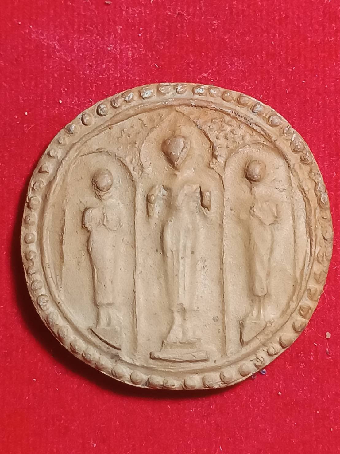 302590 พระโมคคัลลาพระสารีบุตร  เนื้อดินปี 2512  (ออกวัดหนองอีดุก) หลวงพ่อกวย  (วัดหนองอีดุก)