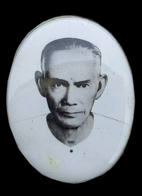 299556 ล๊อคเก็ตขาวดำ  เซียนแปะโรงสี ปี2520​  พิมพ์หน้าหนุ่ม จ.ปทุมธานี 