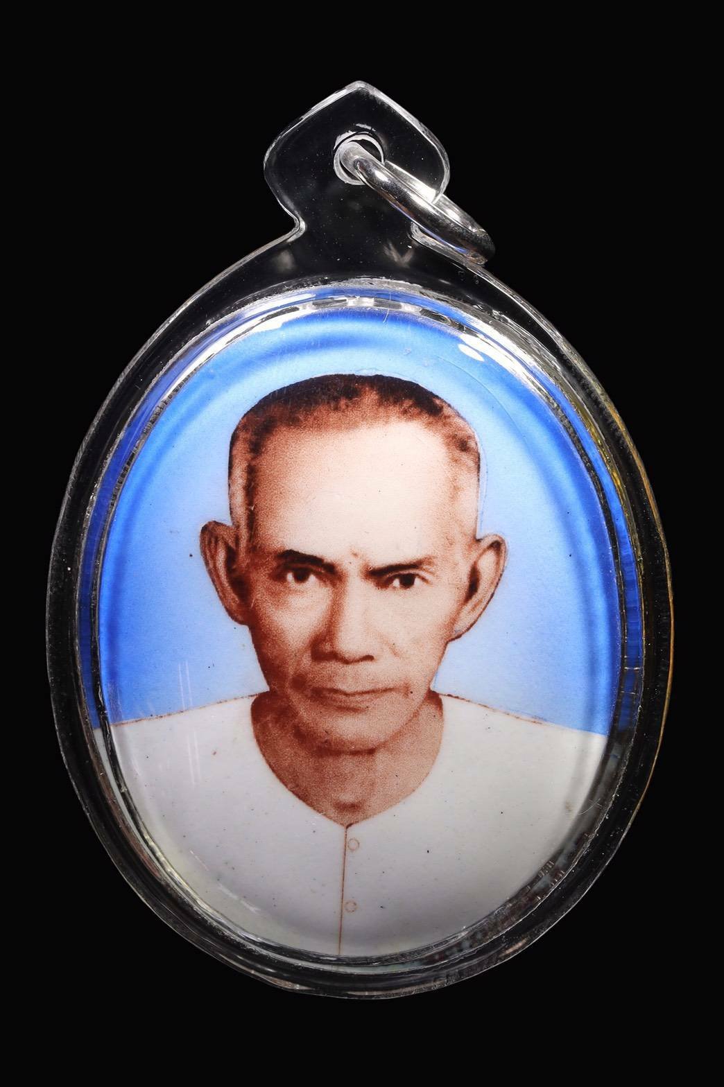 (296234)  ล็อกเก็ตรุ่นแรก  เซียนแปะโรงสี ปี 2519  หน้าหนุ่มฉากฟ้า  พิมพ์จัมโบ้ จ.ปทุมธานี