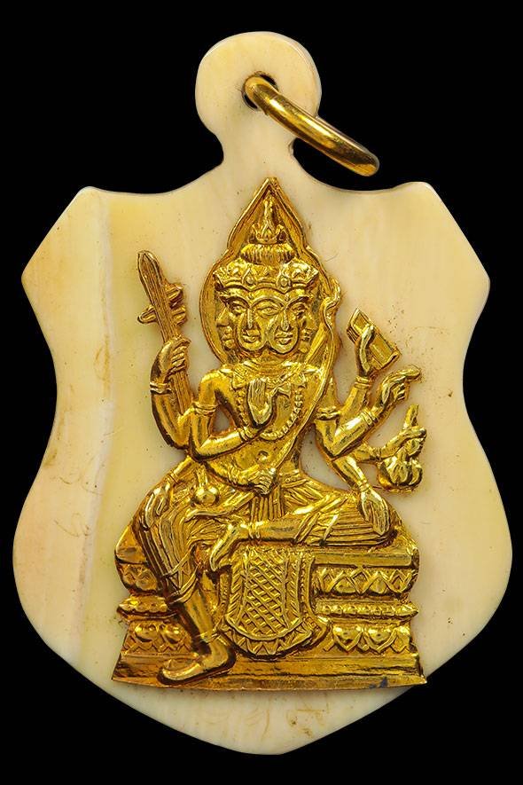 299870 งาแกะโล่ห์รัศมีพรหม  เนื้องาหน้ากากทองคำ  อาจารย์เฮงไพรวัลย์  ราว พ.ศ. 2476 - 2502  จังหวัดพระนครศรีอยุธยา