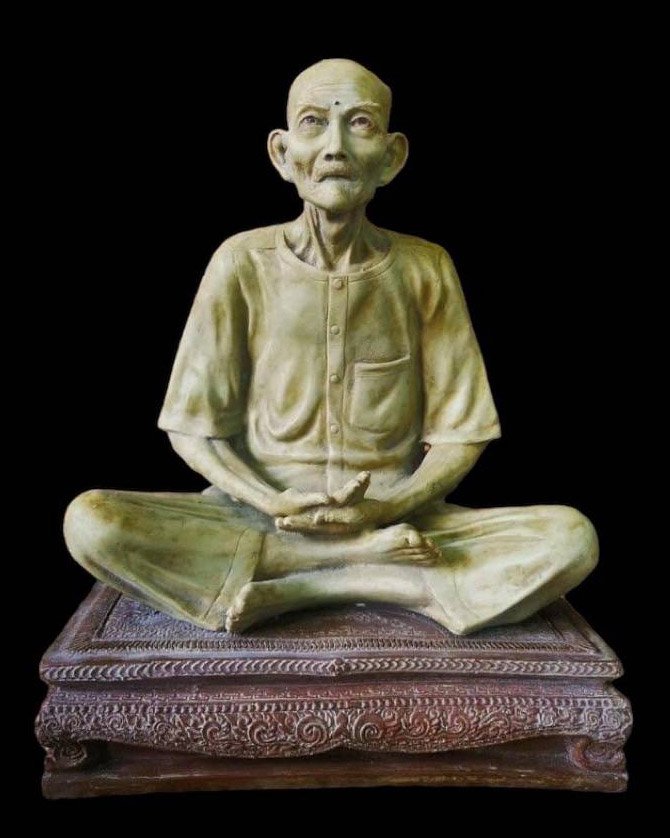 299952 องค์บูชาเซียนแปะโรงสี  อาจารย์ โง้ว กิม โคย  รุ่น2 (ฐานโต๊ะแดง)  ปี2523 เนื้อเรซิ่น  จ.ปทุมธานี 