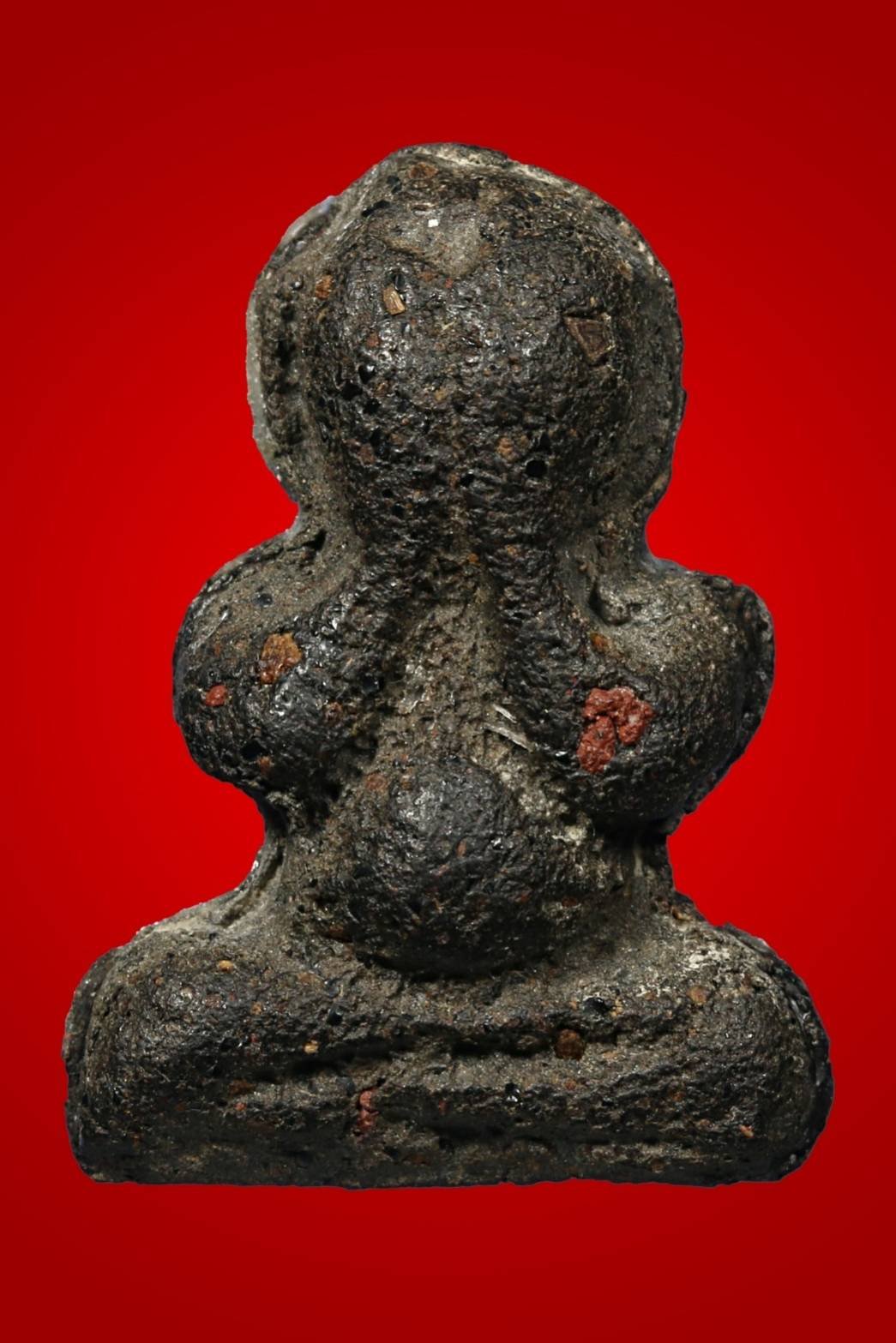 300492 พระปิดตาหลวงปู่กลิ่น วัดสะพานสูง  พิมพ์ชลูดใหญ่  เนื้อผงจุ่มรัก  ปี2480 - 2490 จ.นนทบุรี