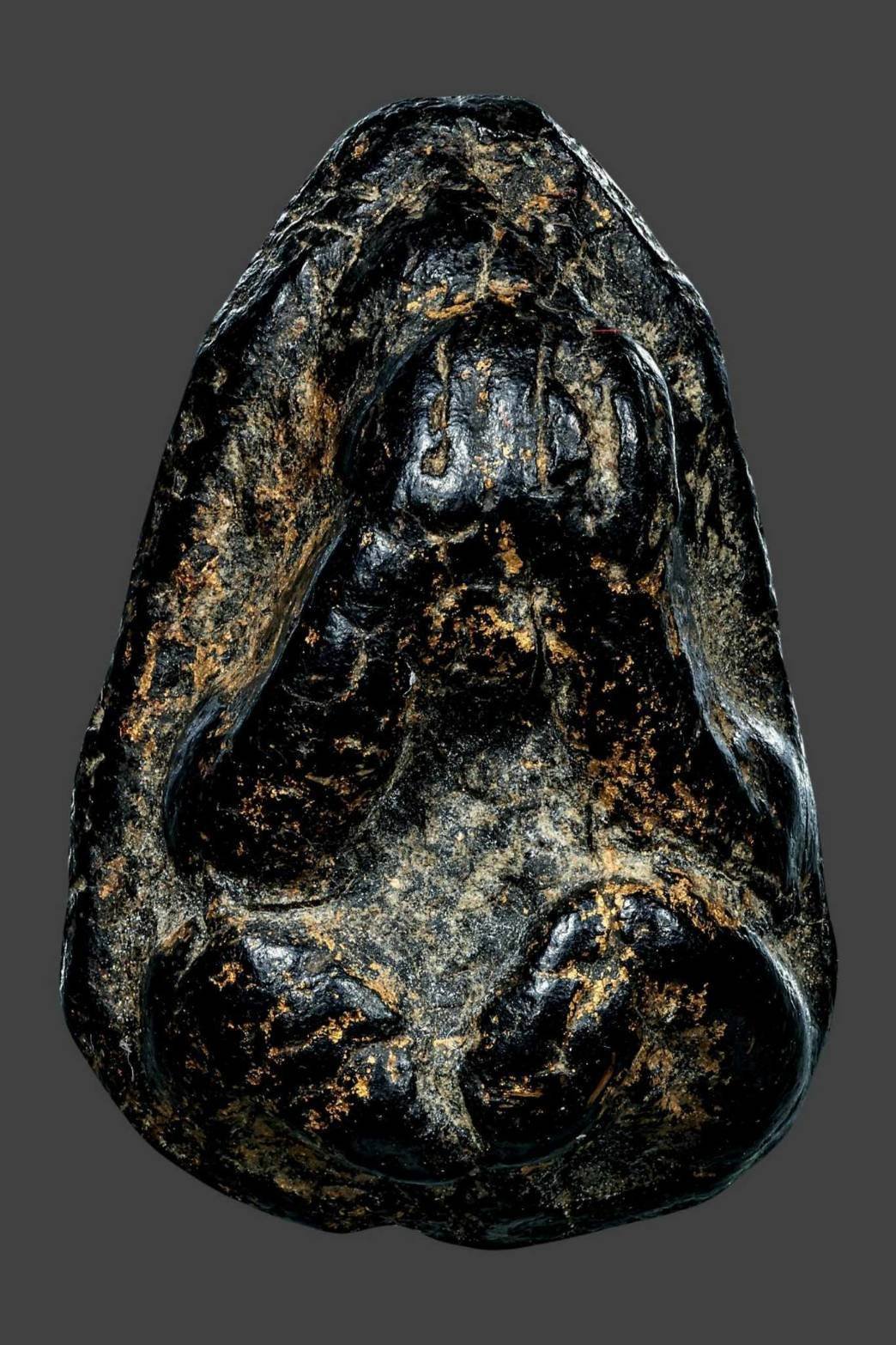 300535 พระปิดตาหลวงพ่อแก้ว  พิมพ์ปั้น เนื้อผงคลุกรัก  สร้าง พ.ศ 2400-2431 วัดในปากทะเล จ.เพรชบุรี