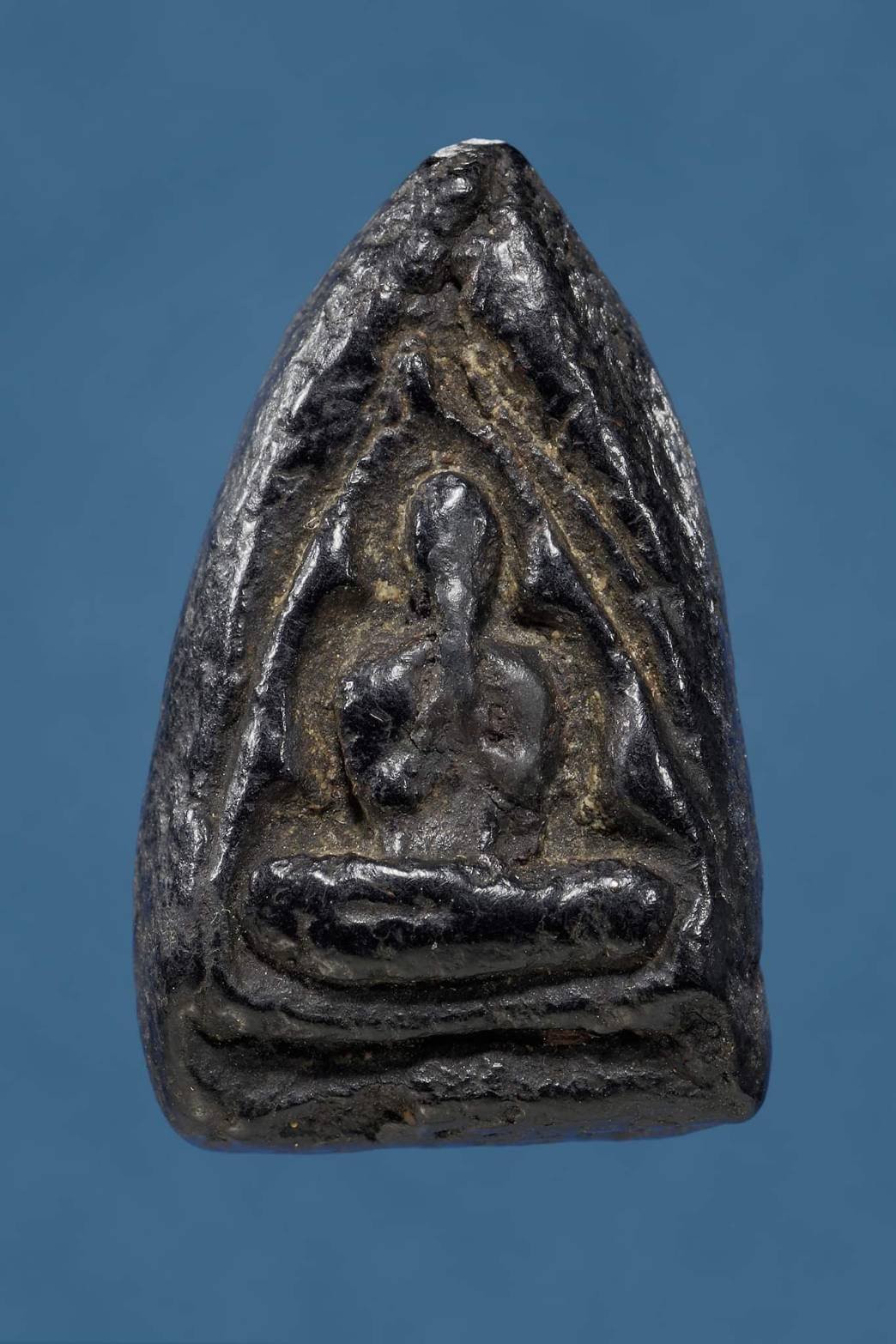 300536 พระปิดตาหลวงพ่อผุด วัดวังเวียน พิมพ์ซุ้มแหลม เนื้อผงคลุกรัก  ประมาณ พ.ศ.2460-2463 จ.จันทบุรี