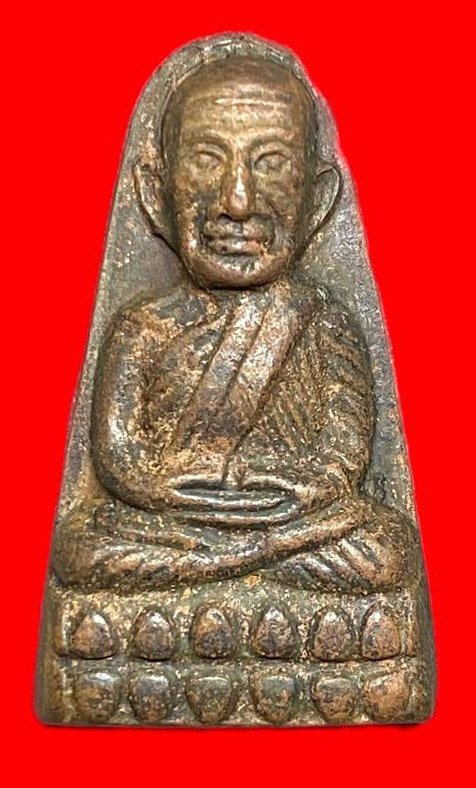 308107 หลวงปู่ทวด วัดช้างให้ เตารีดหลังหนังสือ  พิม พ์หน้า ท กรรมการ  ปี2524 จ.ปัตตานี เนื้อทองเหลืองรมดำ