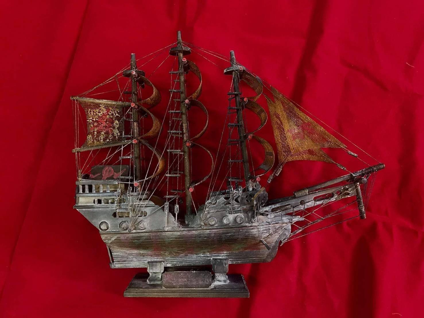 (296272) เรือสำเภาเจ้าทรัพย์ ปี2510  ยันต์ฟ้าประทานพร  (เนื้อไม้ ใบผ้าสีทอง)  อาแปะโรงสี ศาลเจ้า จ.ปทุมธานี