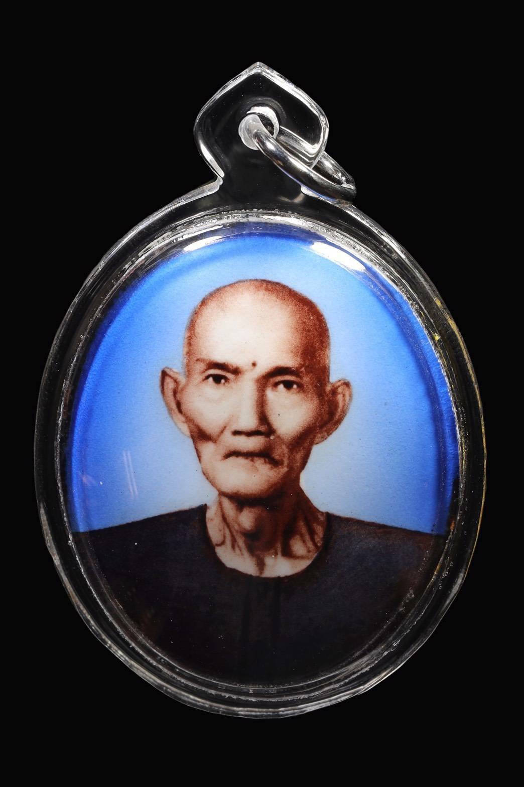 (296279) ล็อกเก็ตรุ่นแรก  เซียนแปะโรงสี   หน้าแก่ฉากฟ้า พิมพ์จัมโบ้  ปี 2519 จ.ปทุมธานี 