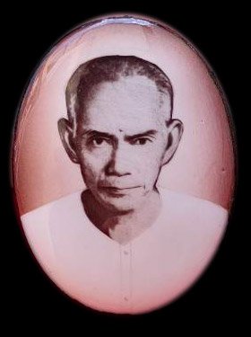  301059 ล็อคเก็ตรุ่นแรกเซียนแปะโรงสี   ปี 2519 พิมพ์ใหญ่ หน้าหนุ่มซีเปีย  วัดศาลเจ้า จ.ปทุมธานี