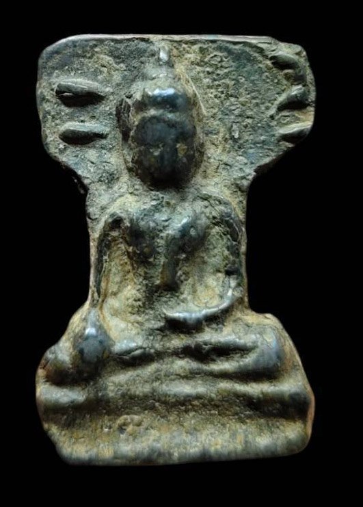 302743 พระมเหศวร พิมพ์ใหญ่  เนื้อชินเงิน ประมาณพุทธศตวรรษที่ 18-19 กรุวัดพระศรีรัตนมหาธาตุ วรมหาวิหาร จ.สุพรรณบุรี