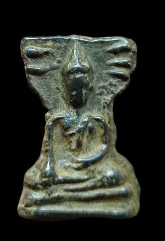 302744 พระมเหศวร พิมพ์กลาง  เนื้อชินเงิน ประมาณพุทธศตวรรษที่ 18-19 กรุวัดพระศรีรัตนมหาธาตุ วรมหาวิหาร จ.สุพรรณบุรี