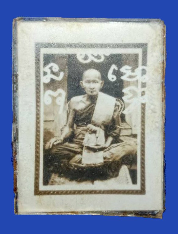 301656 รูปถ่ายหลวงปู่ศุข ฉากหน้าหนุ่ม  ปี2450-2453 วัดปากคลองมะขามเฒ่า จ.ชัยนาท