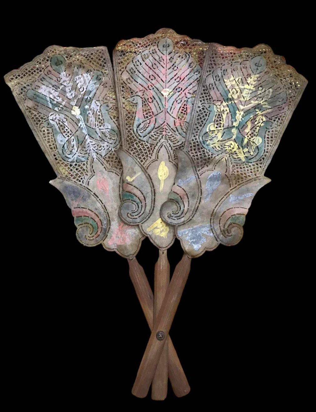 301674 พัดมงคล ลายฉลุ  เงิน ทอง นาค  อาแปะโรงสี โง้วกิมโคย  ก่อนปี 2500 จ. ปทุมธานี