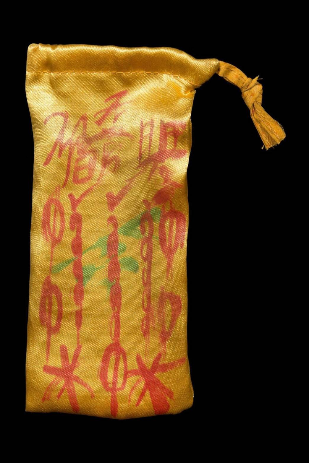 (295798) ขวัญถุง จารมือแปะโรงสี ยันต์ ฟ้าประทานพร 1กา  วัด/กรุ ศาลเจ้า จ.ปทุมธานี เนื้อพระ ผ้าต่วนมัน ออกปี2511-18