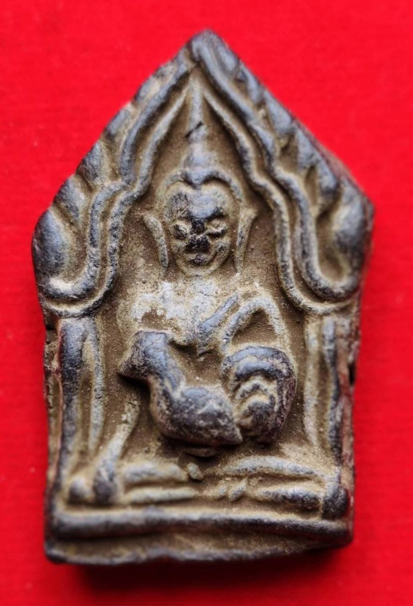 302832 ขุนแผนอุ้มไก่  หลวงปู่สรวง  วัดบ้านละลม ปี 2519  เนื้อดินประสาทขอม  ผสมแร่วิเศษ จ.ศรีสะเกษ 