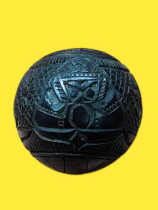 303015 ลูกอมพระราหู หลวงพ่อน้อย เนื้อกะลาแกะ พุทธศักราช 2470 - 2488 วัดศรีษะทอง จ.นครปฐม