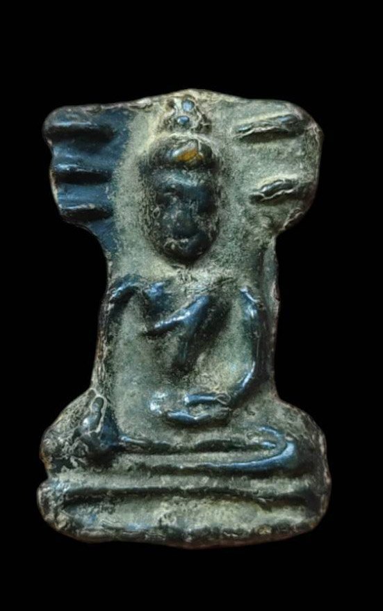 303016 พระมเหศวร พิมพ์กลาง  เนื้อชินเงิน ประมาณพุทธศตวรรษที่ 18-19 กรุวัดพระศรีรัตนมหาธาตุ วรมหาวิหาร จ.สุพรรณบุรี