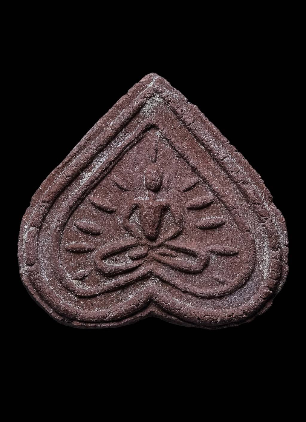 303038 หลวงปู่ดู่วัดสะแก พิมพ์ใบโพธิ์  เนื้อดินปี 2520  จังหวัดอยุธยา