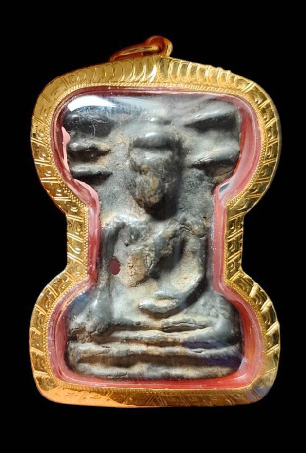 303071 พระมเหศวร พิมพ์กลาง  เนื้อชินเงิน ประมาณพุทธศตวรรษที่ 18-19 กรุวัดพระศรีรัตนมหาธาตุ วรมหาวิหาร จ.สุพรรณบุรี