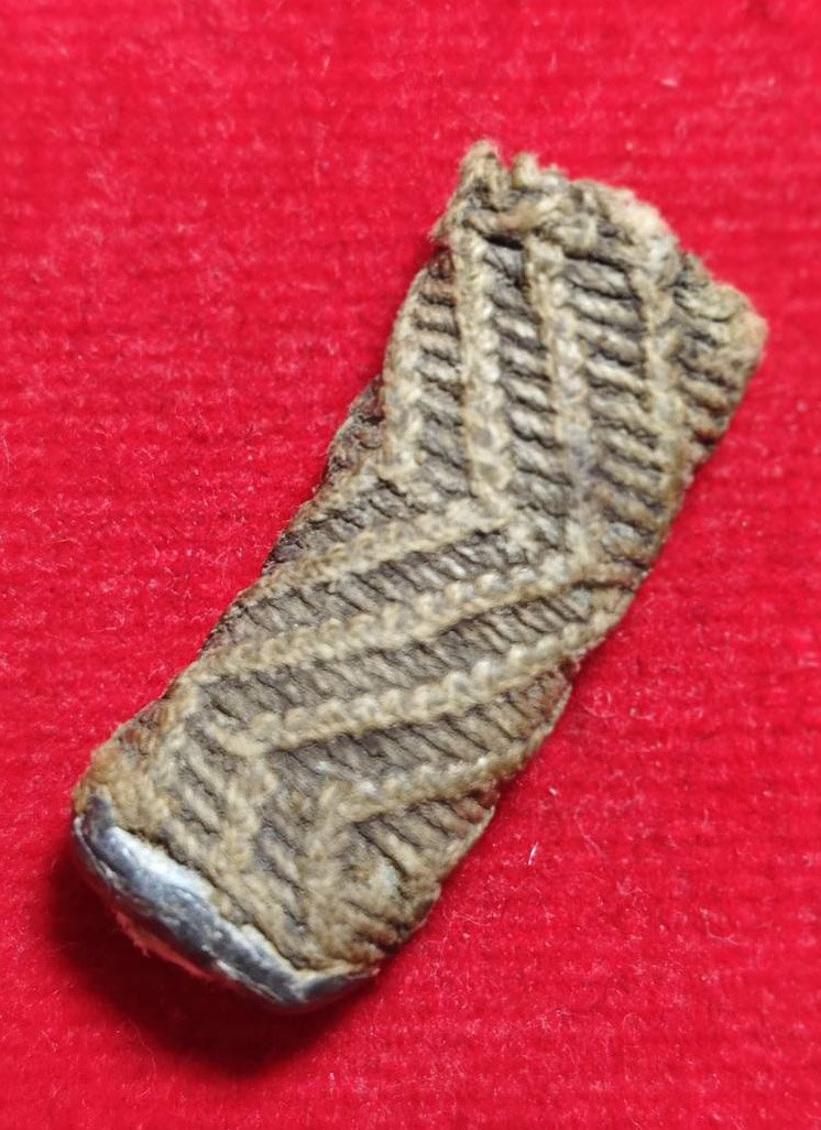 303091 ตะกรุดสาริกา เนื้อตะกั่ว  ถักเชือกลายถักจระเข้ขบฟัน  หลวงปู่ศุข  วัดปากคลองมะขามเฒ่า  สร้างปี 2440 ถึง 2460 