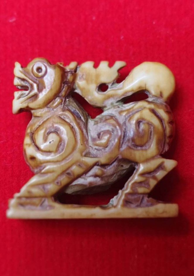 303137 สิงห์งาแกะ หลวงพ่อเดิม  วัดหนองโป่ง พิมพ์สามขวัญ  เนื้องาแกะ (นิยม)  สร้างปี 2470-2494  จ.นครสวรรค์ 