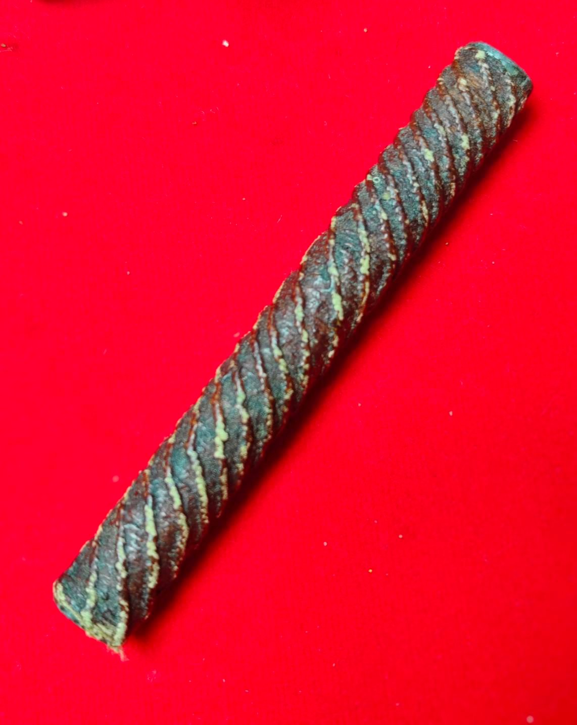 303139 ตะกรุดจันทร์เพ็ญ  (ตะกรุดใต้น้ำ) เนื้อตะกั่ว  ถักเชือกเกลียวหลงรัก  หลวงปู่ศุข วัดปากคลองมะขามเฒ่า  สร้างปี2440 ถึง 2460  