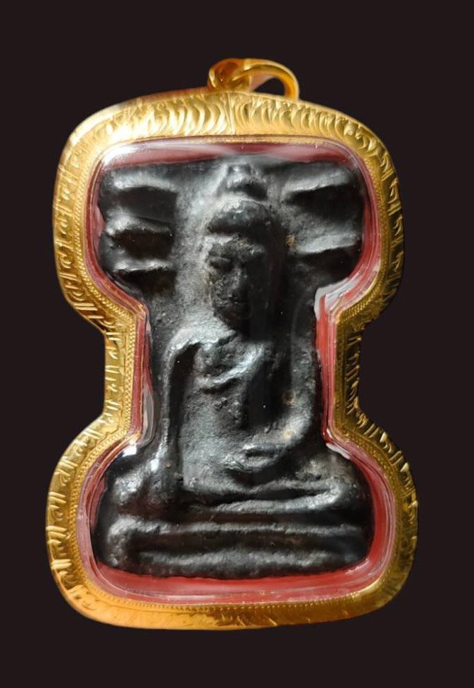 303151 พระมเหศวร พิมพ์กลาง  เนื้อชินเงิน ประมาณพุทธศตวรรษที่ 18-19 กรุวัดพระศรีรัตนมหาธาตุ วรมหาวิหาร จ.สุพรรณบุรี