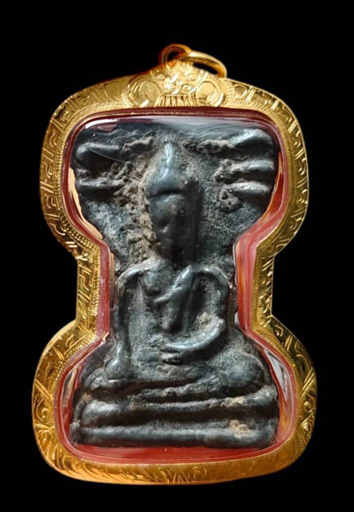  303152 พระมเหศวร พิมพ์กลาง  เนื้อชินเงิน ประมาณพุทธศตวรรษที่ 18-19 กรุวัดพระศรีรัตนมหาธาตุ วรมหาวิหาร จ.สุพรรณบุรี