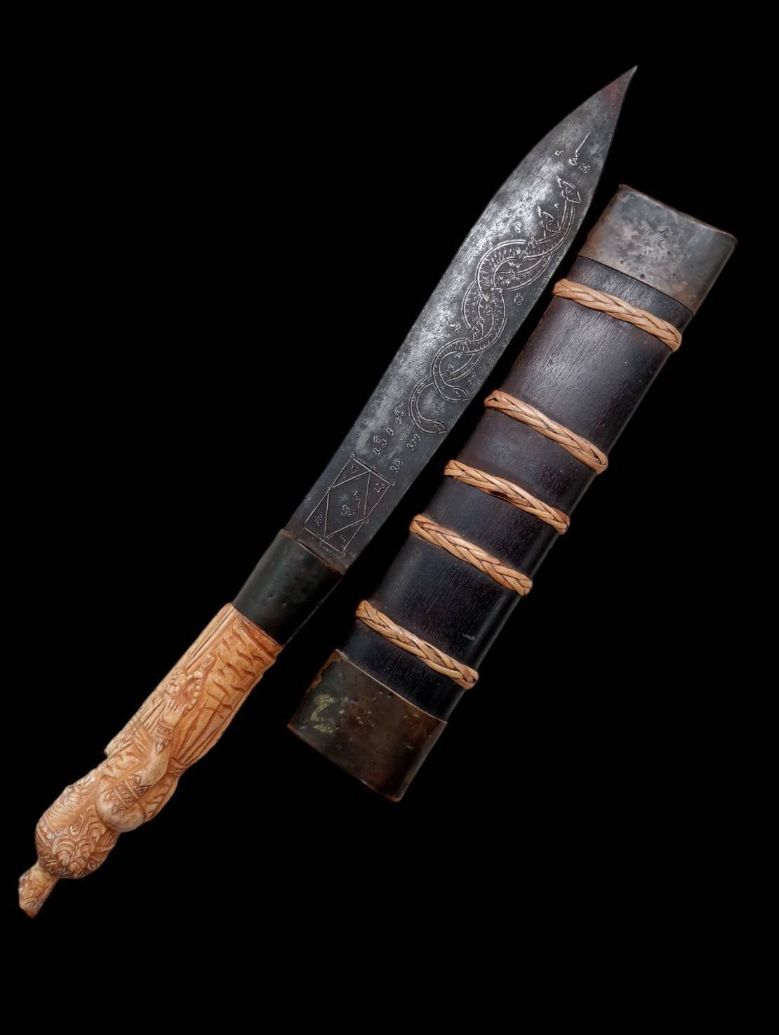 303162 มีดครูหลวงพ่อกวย  ลายนาคเกี้ยว  เนื้อเหล็กดำยุคต้น  ด้ามงา-ฝักไม้ ปี 2509-2515  วัดโฆสิตาราม จ.ชัยนาท 