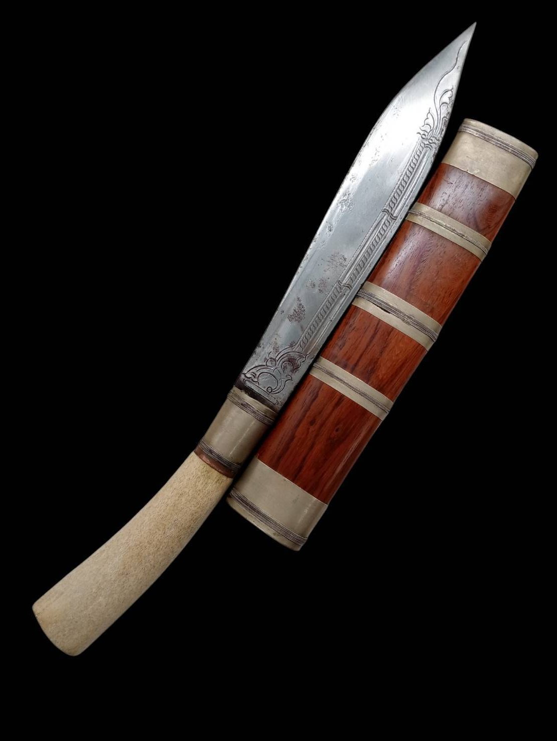 303164 มีดควาญช้างหลวงพ่อกัน  วัดเขาแก้ว จ.นครสวรรค์  สร้างปี 2500-2513  ด้ามกระดูกช้าง-ฝักไม้  จานอักขระตลอดเล่ม 