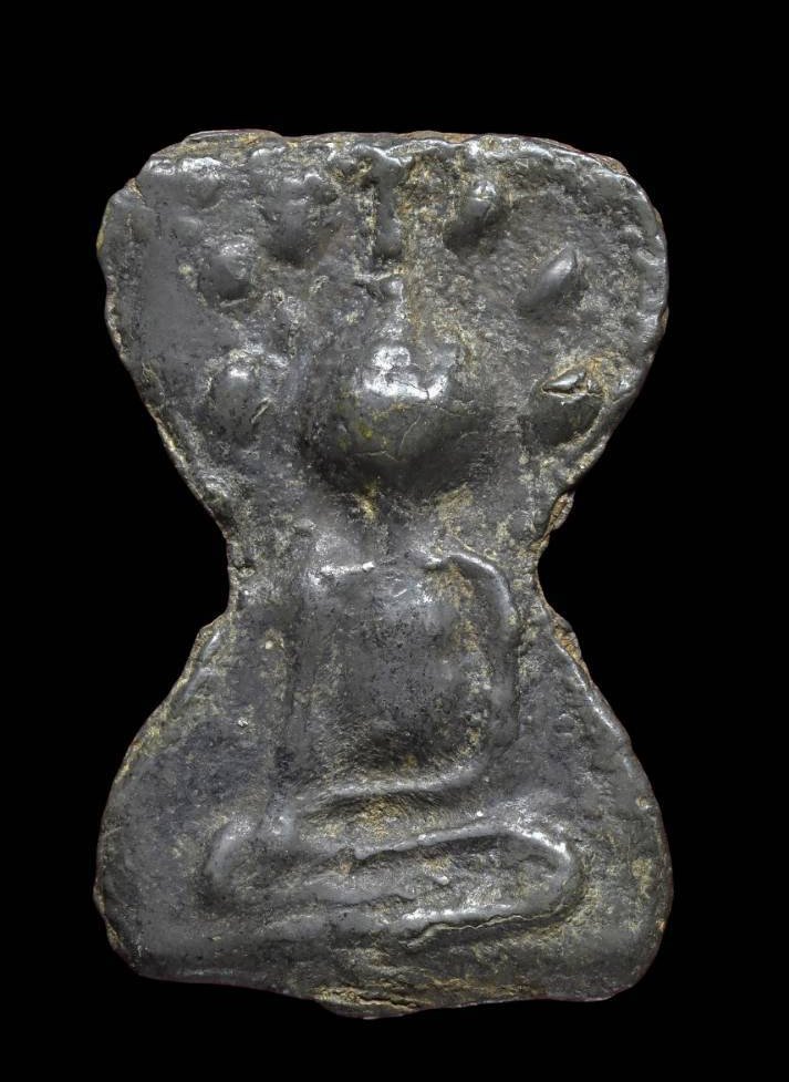 303188 พระมเหศวร  พิมพ์เล็กปีกผีเสื้อ เนื้อชินเงิน ประมาณพุทธศตวรรษที่ 18-19 กรุวัดพระศรีรัตนมหาธาตุ วรมหาวิหาร จ.สุพรรณบุรี