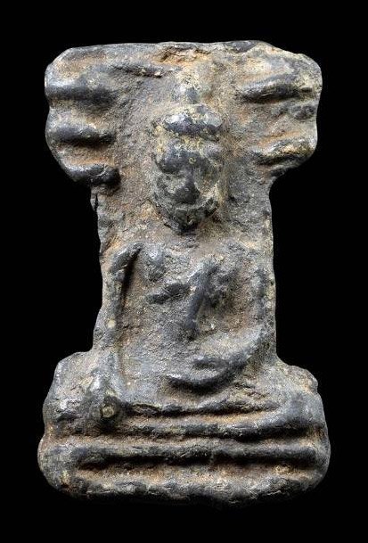 303189 พระมเหศวร พิมพ์กลาง  เนื้อชินเงิน ประมาณพุทธศตวรรษที่ 18-19 กรุวัดพระศรีรัตน มหาธาตุวรมหาวิหาร จ.สุพรรณบุรี