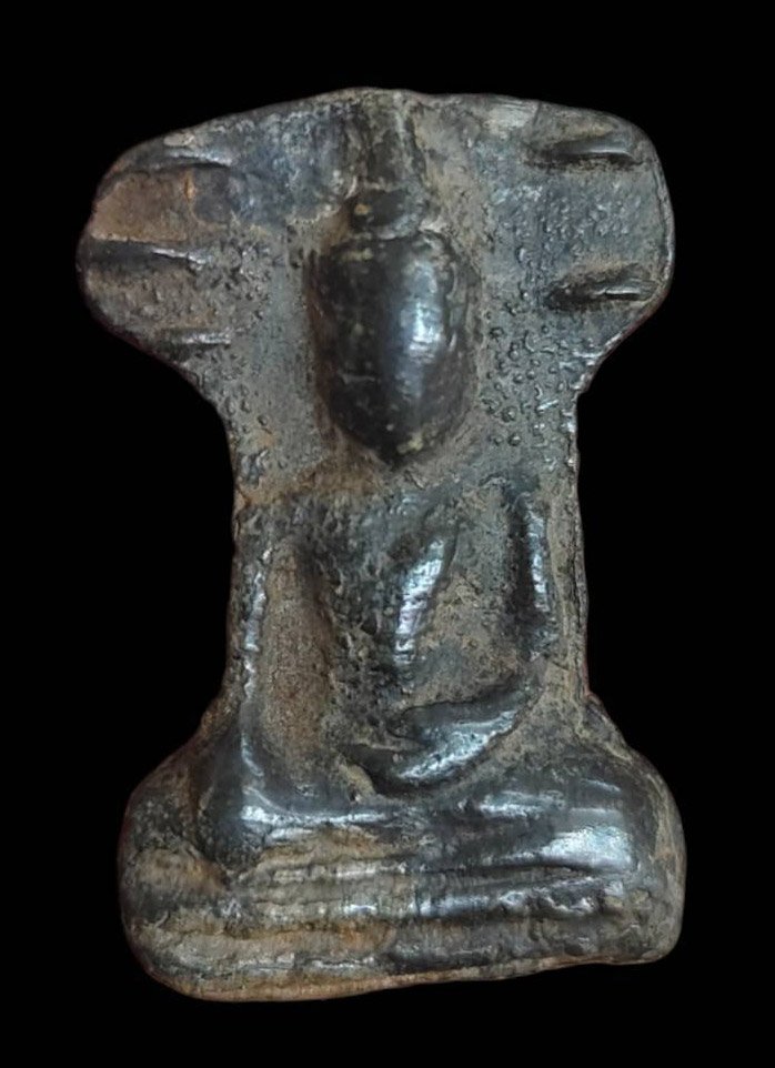 303220 พระมเหศวร พิมพ์กลาง  เนื้อชินเงิน ประมาณพุทธศตวรรษที่ 18-19 กรุวัดพระศรีรัตนมหาธาตุ วรมหาวิหาร จ.สุพรรณบุรี