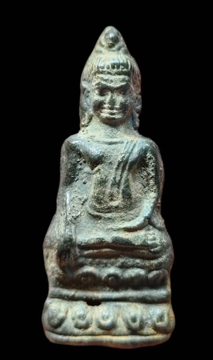 303225 พระหูยาน เนื้อชินเงิน พิมพ์ฐานบัวสองชั้น  พุทธศตวรรษที่ 18-19 กรุวัดพระศรีรัตนมหาธาตุ จ.ลพบุรี