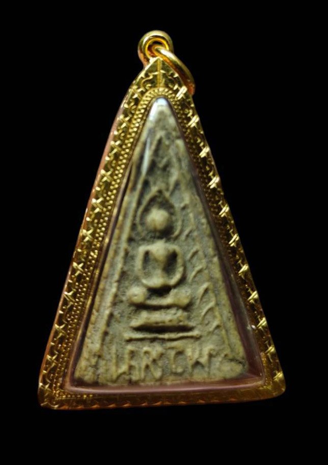 303226 พระเพรชกลับหลวงพ่อพรม พิมพ์สามเหลี่ยม เนื้อผง ยุคต้น พุทธศักราช 2500 - 2510 วัดขนอนเหนือ จ.อยุธยา