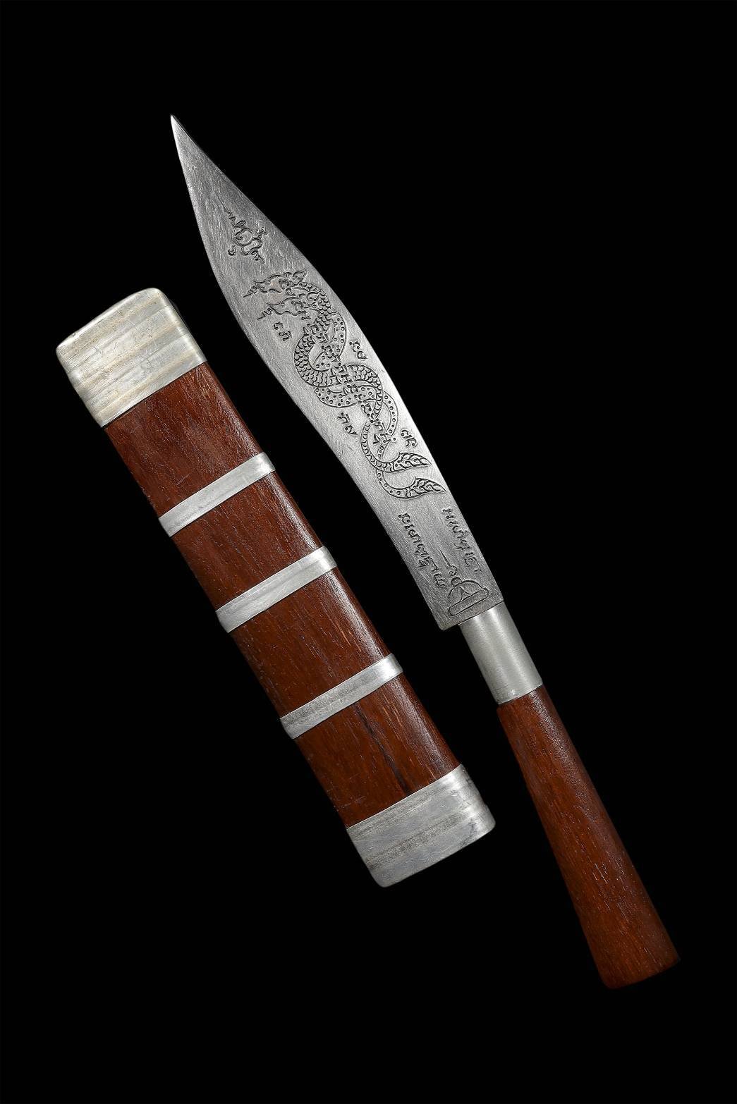 303237 มีดหมอเทพศาสตรา หลวงพ่อกวย  ปี 2509-2513 เนื้อ ใบเหล็กขาว  ศิลอาจารย์ทรงรอดเล็ก ตอกลาย  ยันต์นาคเกี้ยว-ยันต์หัวใจมงกุฎพระพุทธเจ้า  วัดโฆสิตาราม (บ้านแค)