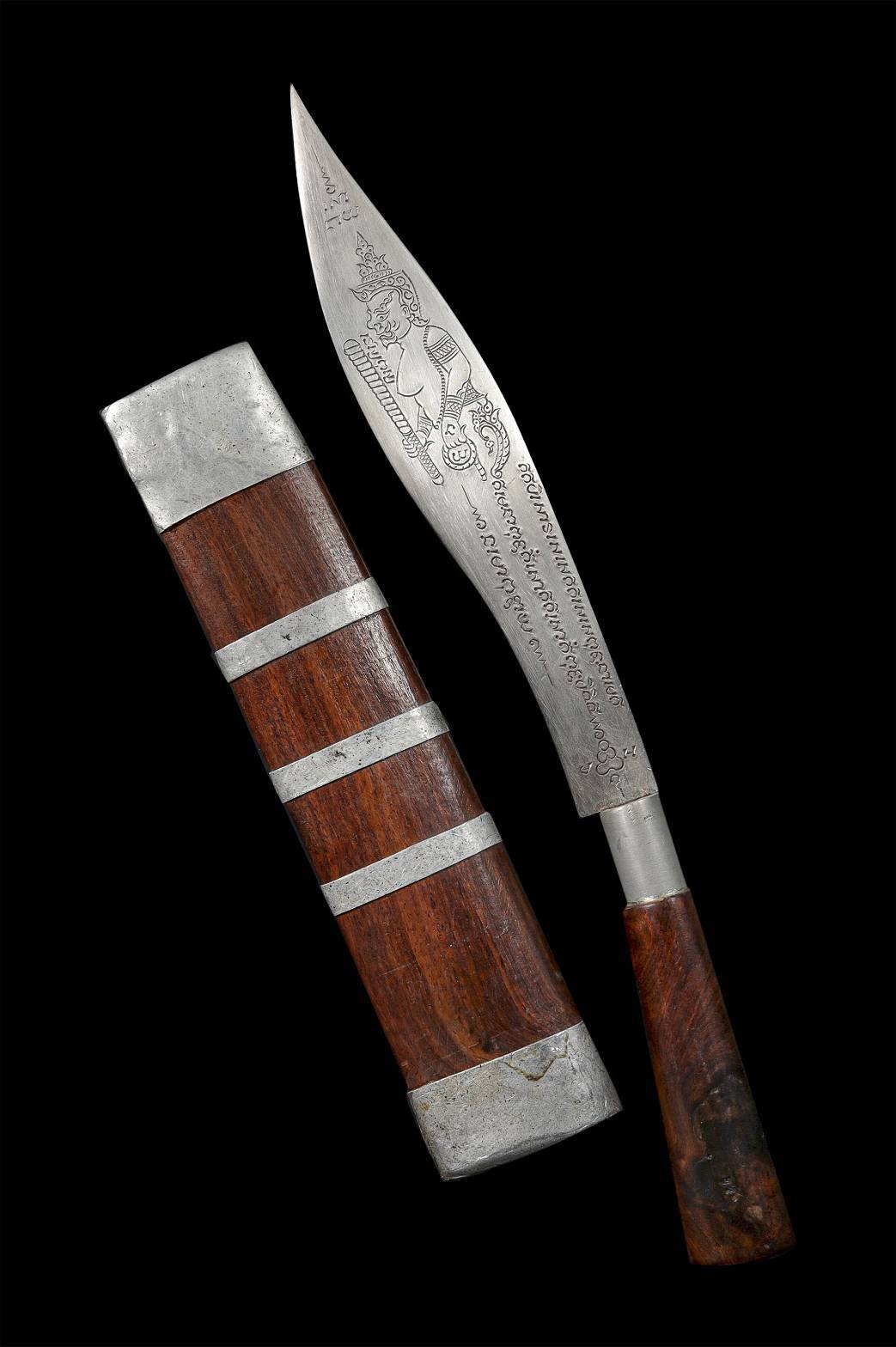 303238 มีดหมอเทพศาสตรา หลวงพ่อกวย  ปี 2509-2513 เนื้อ ใบเหล็กขาว  ศิลอาจารย์ทรงรอดเล็ก ตอกลาย  ยันต์ท้าวเวสสุวรรณ-ยันต์พญานาคกลับหัว (สร้างน้อย) วัดโฆสิตาราม จ.ชัยนาท (บ้านแค) 