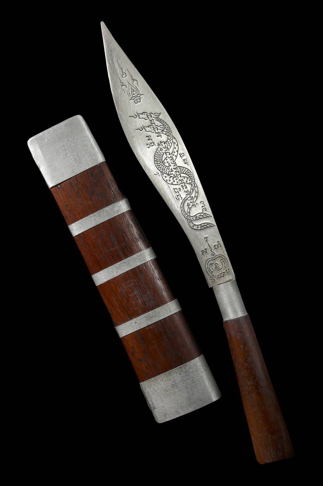 303239 มีดหมอเทพศาสตรา หลวงพ่อกวย  ปี 2509-2513 เนื้อ ใบเหล็กขาว  ศิลอาจารย์ทรงรอดเล็ก ตอกลาย  ยันต์นาคเกี้ยว-ยันต์สะกดหัวใจสิงห์  (สร้างน้อย) วัดโฆสิตาราม (บ้านแค)