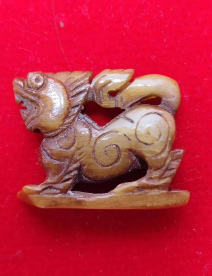 303240 สิงห์เขี้ยวแกะ หลวงพ่อเดิม  วัดหนองโพ พิมพ์สามขวัญ  เนื้อเขี้ยว ยุกปลาย  สร้างปี 2470-2494   จ.นครสวรรค์