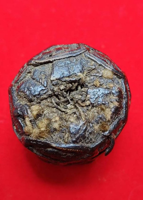 303250 ตะกรุดพิสมร ใบลานบังปืน  หลวงพ่อแก้ว วัดพวงมาลัย  เนื้อใบลานเดือน 5  สร้างปี 2450-2460  จ.สมุทรสงคราม 