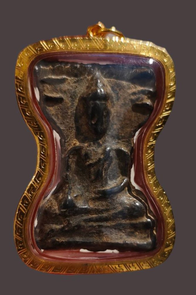 303276 พระมเหศวร พิมพ์กลาง  เนื้อชินเงิน ประมาณพุทธศตวรรษที่ 18-19 กรุวัดพระศรีรัตนมหาธาตุ -วรมหาวิหาร จ.สุพรรณบุรี