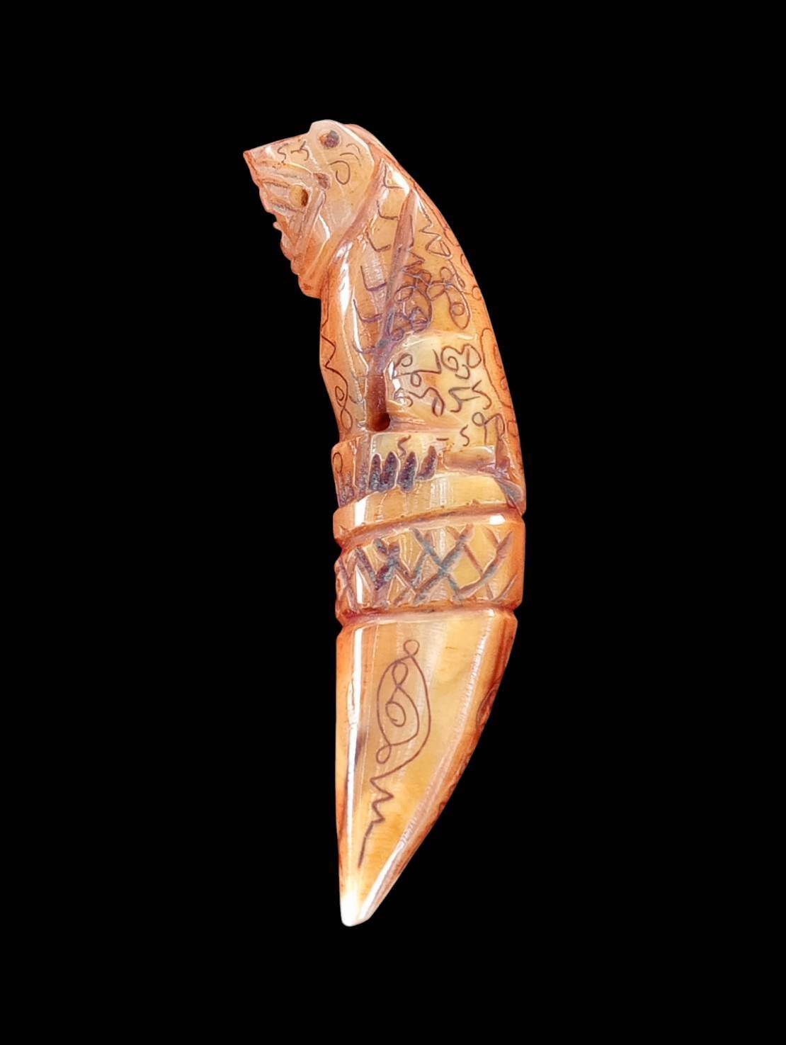 303288 เขี้ยวเสือไฟแกะเสือ  หลวงพ่อนก วัดสังกะสี  ปี 2450 - 2465  เนื้อเขี้ยวเสือไฟ  จ.สมุทรปราการ 