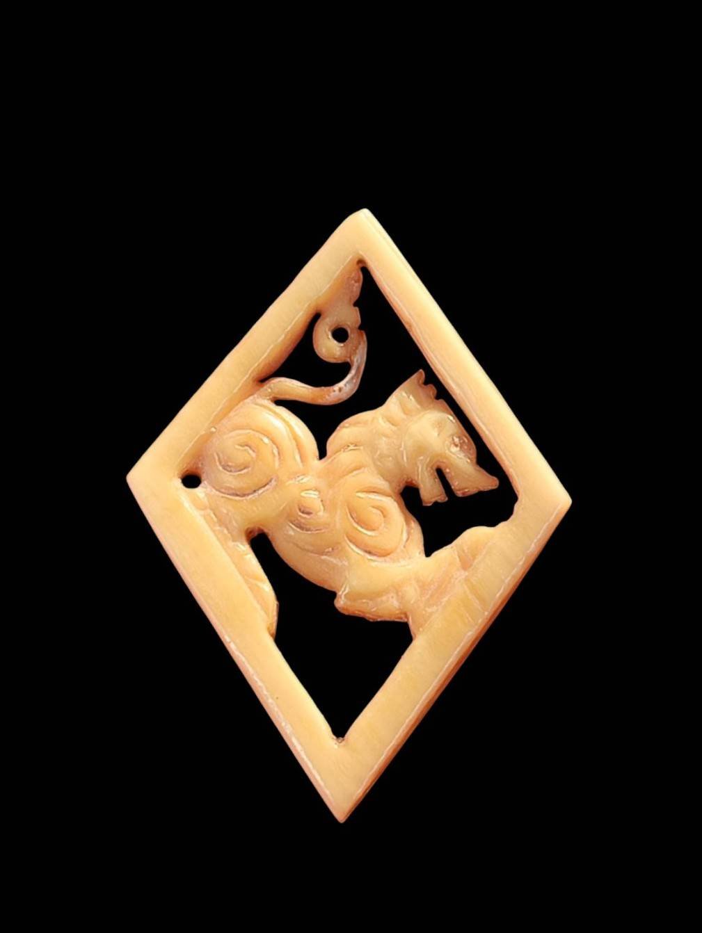 303290 สิงห์งาแกะ หลวงพ่อเดิม  วัดหนองโพ  พิมพ์กรอบกระจกสามขวัญ  เนื้องาแกะ สร้างปี 2470-2494  จ.นครสวรรค์ 