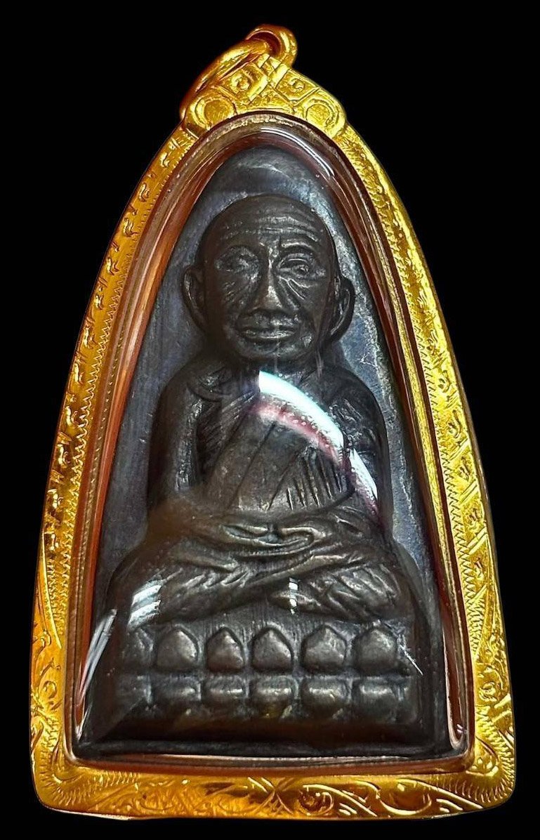309207 พระหลวงปู่ทวด วัดช้างให้ หลังหนังสือใหญ่ บล็อกเสาอากาศคางขีด  เนื้อทองเหลืองรมดำ  ปี 2505 จ.ปัตตานี
