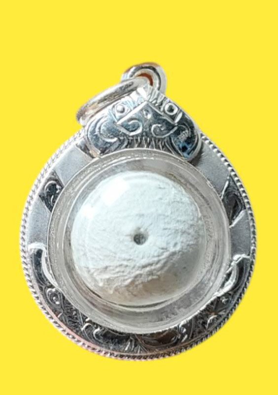 303311 ลูกอมมณีนพรัตน์หลวงปู่ดู่ พุทธศักราช 2527 เนื้อผงพุทธคุณ วัดสะแก  จ.พระนครศรีอยุธยา