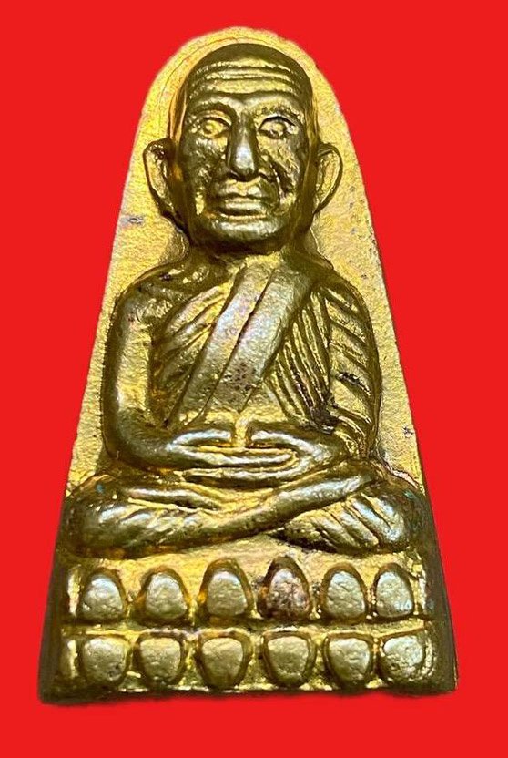 309241 หลวงปู่ทวด วัดช้างให้  เตารีดหลังหนังสือ  พิมพ์ หน้า ท กรรมการ  หลัง3จุด ปี 2524 จ.ปัตตานี เนื้อทองเหลืองกะไหล่ทอง 